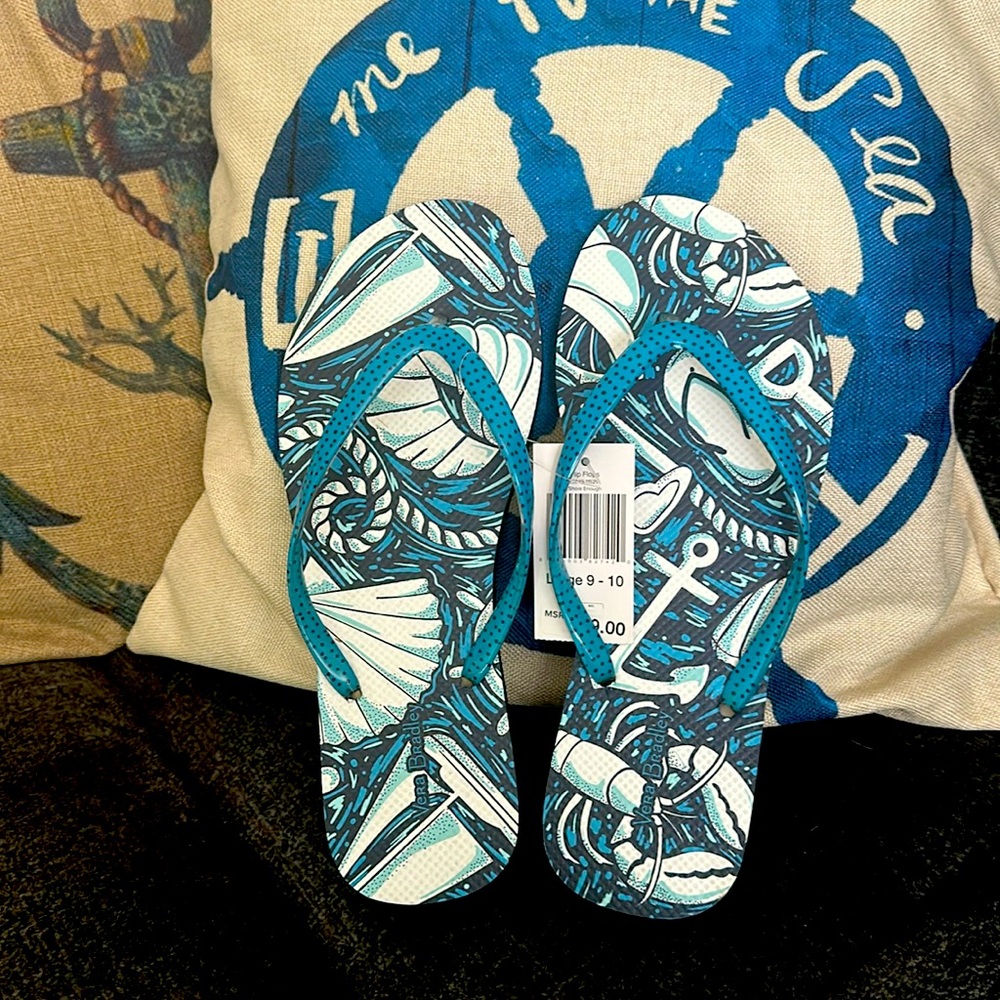 Vera Bradley Flip Flops NWT - Picture 2 of 5